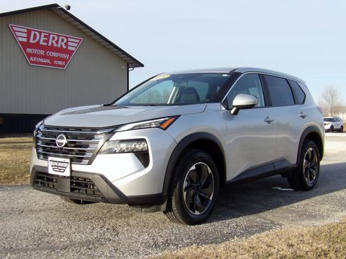 Used 2024 Nissan Rogue SV image 2