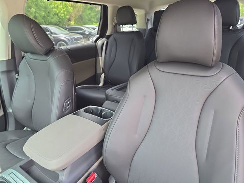 New 2026 Kia Carnival EX image 23