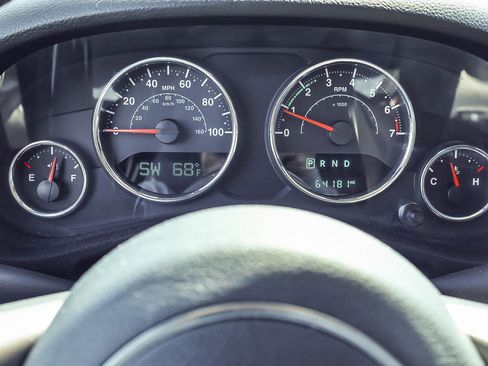Used 2018 Jeep Wrangler Unlimited Sahara AWD/4WD image 11