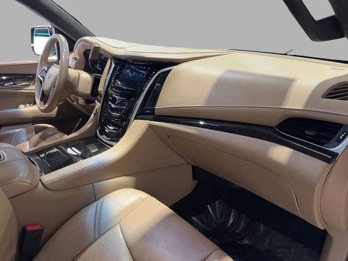 Used 2020 Cadillac Escalade ESV Platinum image 21