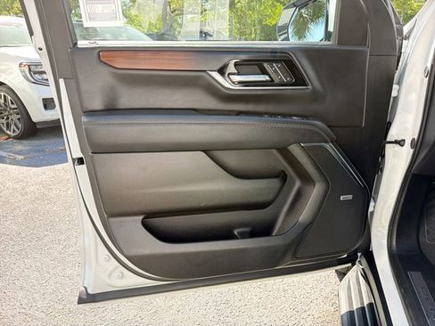 Used 2025 GMC Yukon Denali AWD/4WD image 12