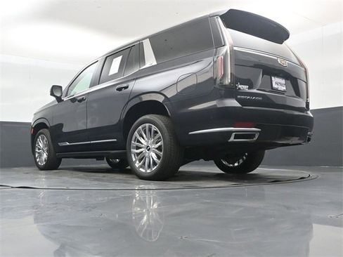 Used 2022 Cadillac Escalade Premium Luxury image 44