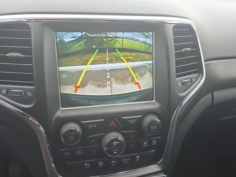 Used 2018 Jeep Grand Cherokee Altitude RWD image 13