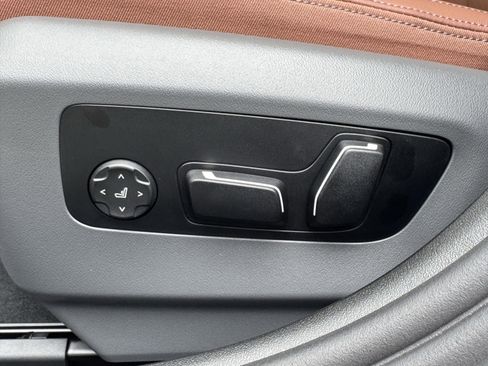 Used 2025 BMW 550e xDrive w/ Premium Package image 31