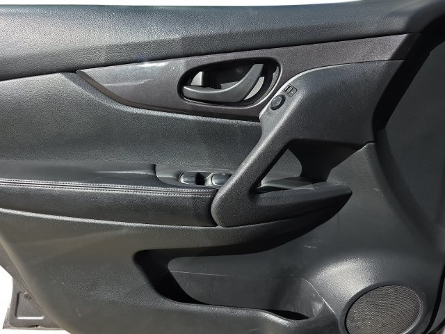Used 2020 Nissan Rogue S FWD image 27
