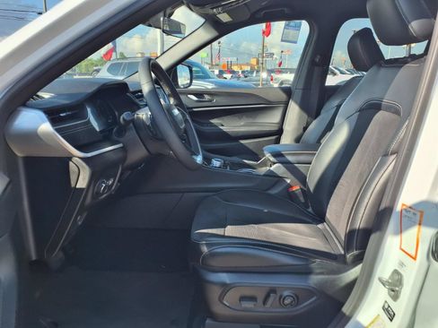 Used 2025 Jeep Grand Cherokee Altitude AWD/4WD image 25