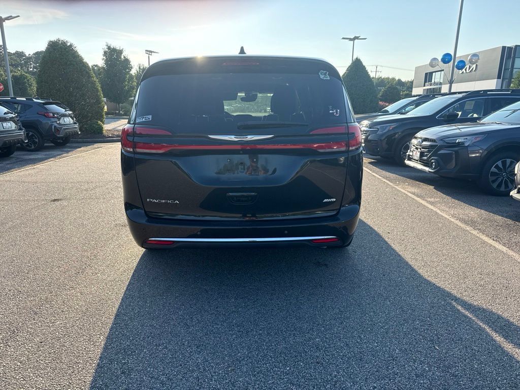 Used 2023 Chrysler Pacifica Touring-L AWD/4WD image 4