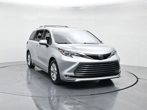Used 2024 Toyota Sienna Platinum image 4