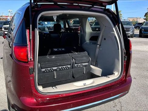 Used 2017 Chrysler Pacifica Touring-L w/ Tire & Wheel Group image 33