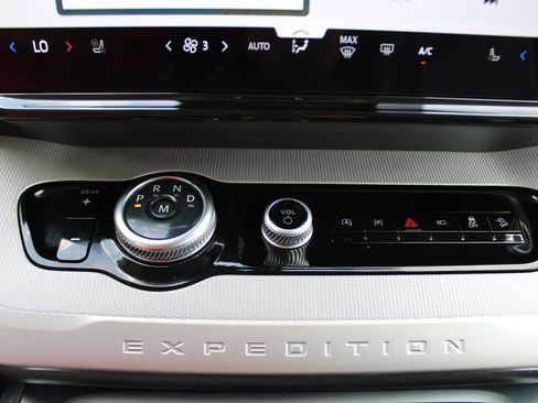 Used 2025 Ford Expedition Active AWD/4WD image 30