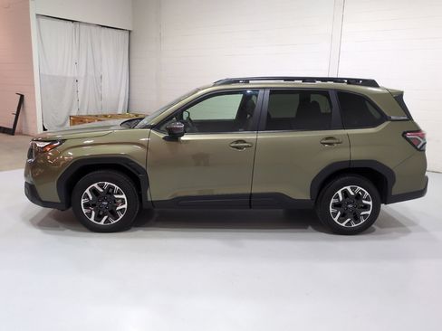 Used 2025 Subaru Forester Premium AWD/4WD image 6