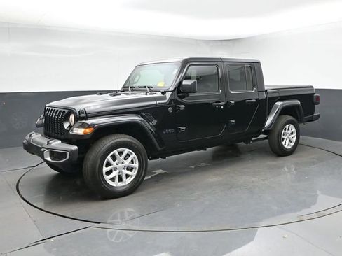 Used 2023 Jeep Gladiator Sport AWD/4WD image 4