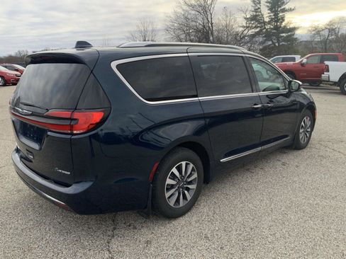 Used 2021 Chrysler Pacifica Limited w/ Premium & Safety Sphere Group image 16