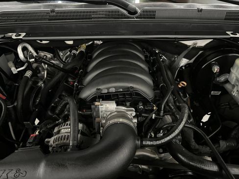 Used 2020 Chevrolet Suburban LT w/ Luxury Package RWD image 7