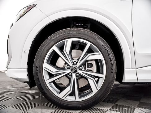 Used 2023 Audi Q4 e-tron Prestige AWD/4WD image 3