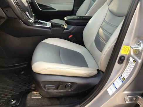 Used 2021 Toyota RAV4 XLE Premium image 12