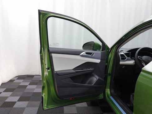 New 2025 Volkswagen Taos SE image 5