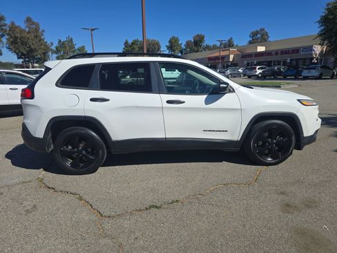 Used 2016 Jeep Cherokee Sport FWD image 4