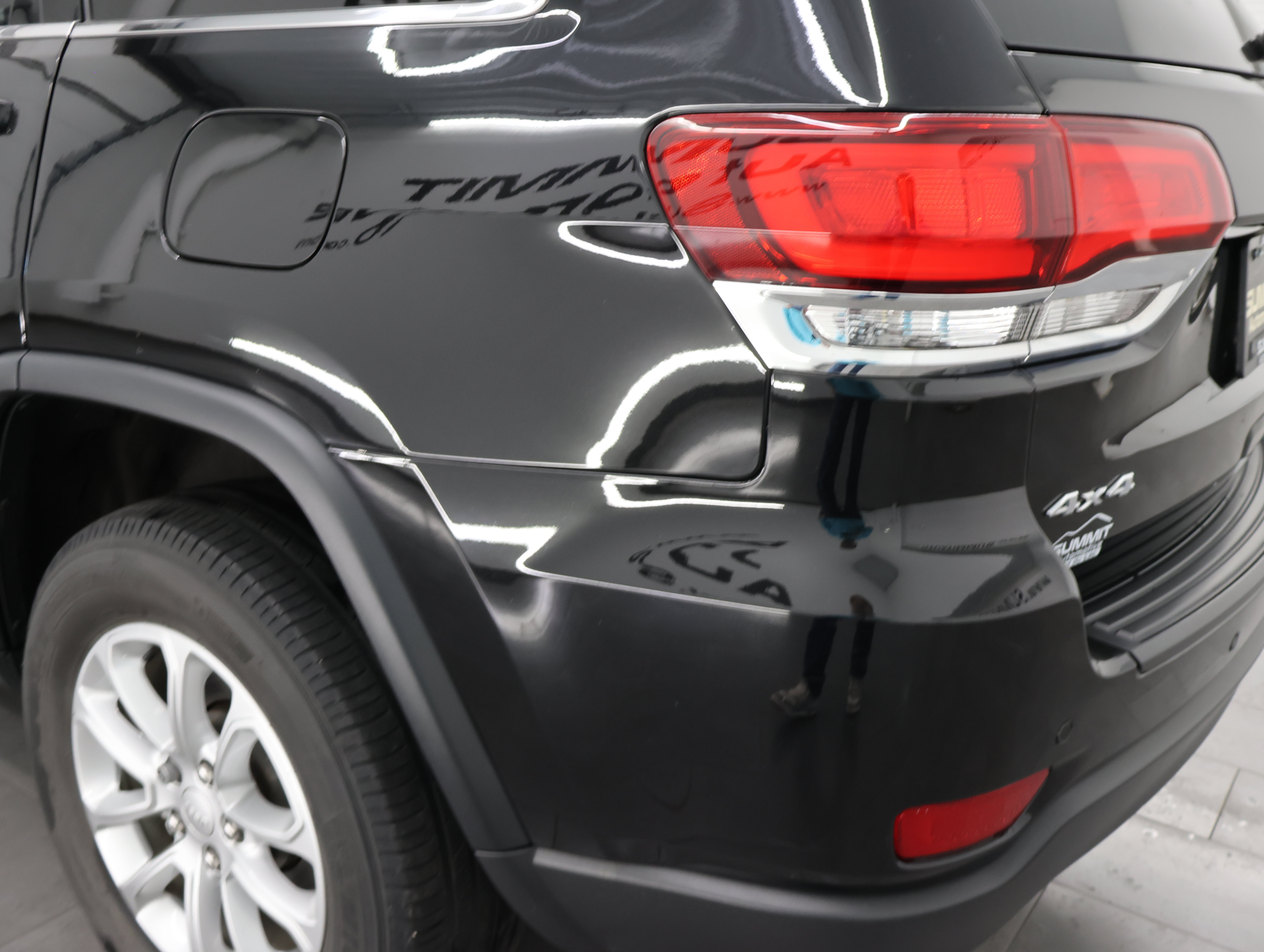 Used 2021 Jeep Grand Cherokee Laredo AWD/4WD image 31