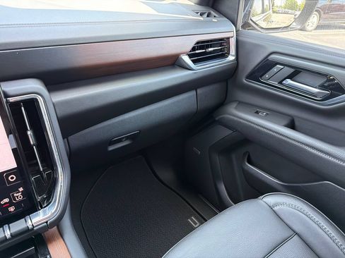 Used 2025 GMC Yukon Denali AWD/4WD image 37
