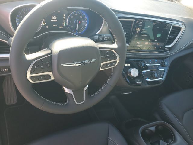 Used 2025 Chrysler Pacifica Select FWD image 18