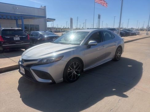 Used 2021 Toyota Camry SE image 3