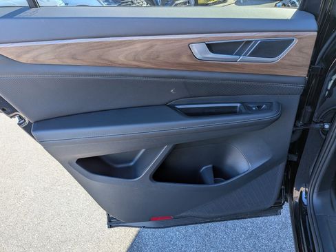 Used 2025 Volkswagen Atlas SE image 26