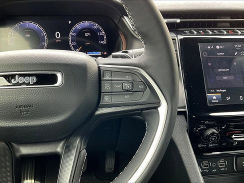 Certified 2025 Jeep Grand Cherokee L Altitude AWD/4WD image 32