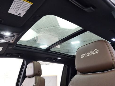 Used 2022 Chevrolet Suburban High Country AWD/4WD image 36