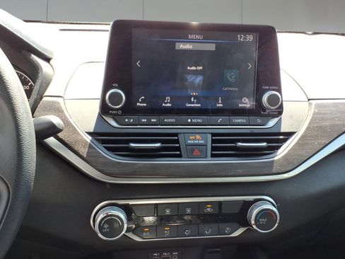 Used 2024 Nissan Altima 2.5 SV FWD image 14
