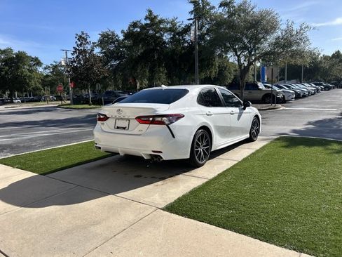 Used 2021 Toyota Camry SE w/ Convenience Package FWD image 4