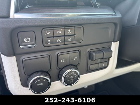 Used 2025 Chevrolet Suburban Premier RWD image 32