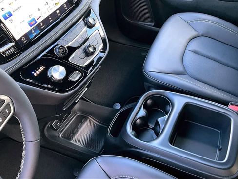 New 2026 Chrysler Pacifica Select FWD image 17