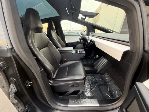 Used 2024 Tesla Cybertruck AWD Crew Cab image 21