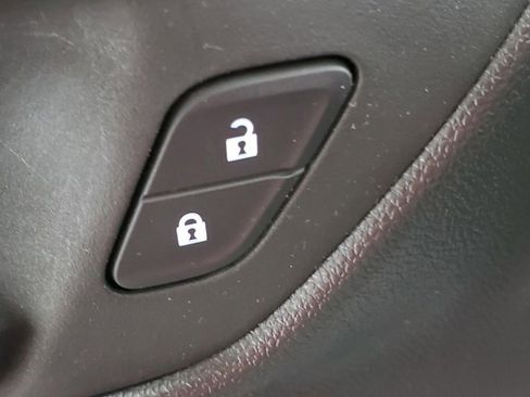 Used 2025 Chevrolet Trax LT w/ LT Convenience Package FWD image 28