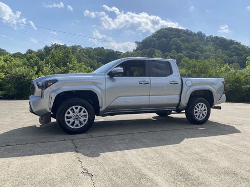 Used 2024 Toyota Tacoma SR5 image 2