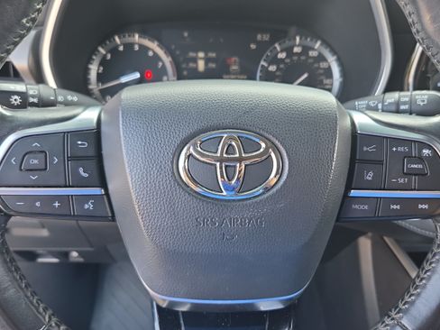Used 2021 Toyota Highlander XLE FWD image 24