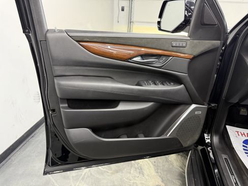Used 2019 Cadillac Escalade Luxury image 10
