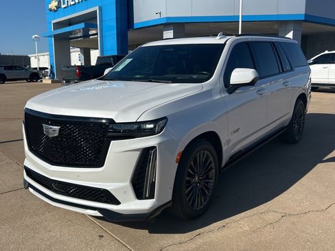 Used 2023 Cadillac Escalade ESV V image 3