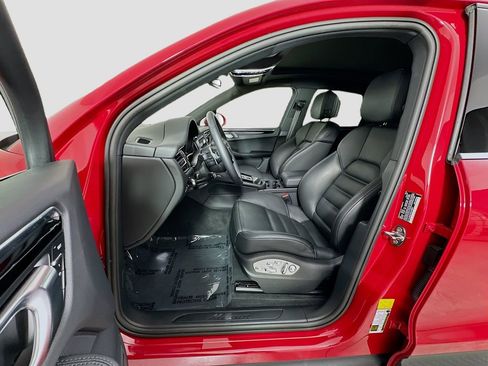 Certified 2025 Porsche Macan image 5