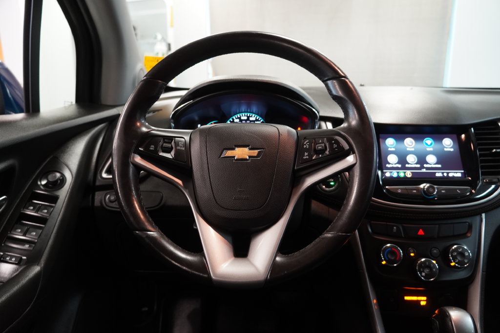 Used 2020 Chevrolet Trax LT w/ LT Convenience Package FWD image 17