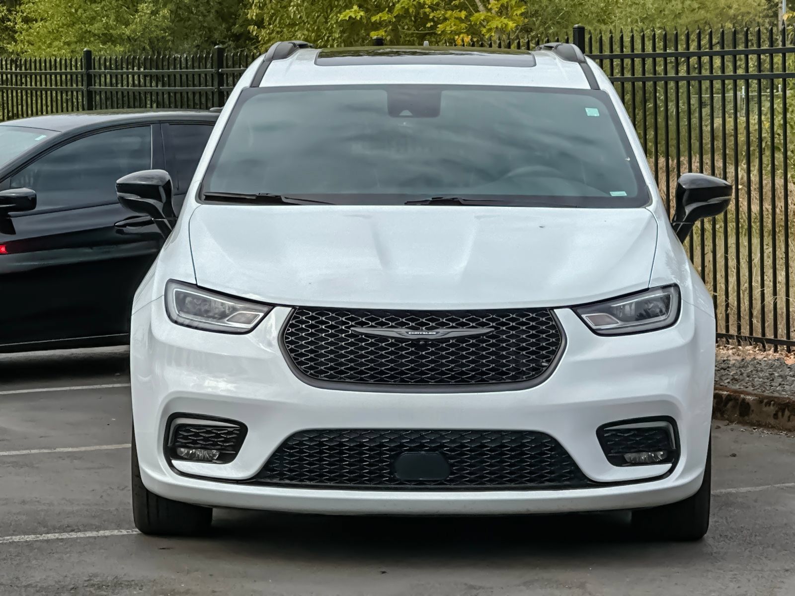Used 2025 Chrysler Pacifica Limited FWD image 8