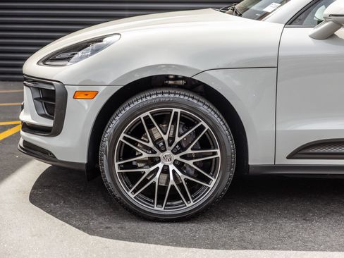 Certified 2023 Porsche Macan AWD/4WD image 25