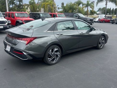 Used 2025 Hyundai Elantra SEL image 3