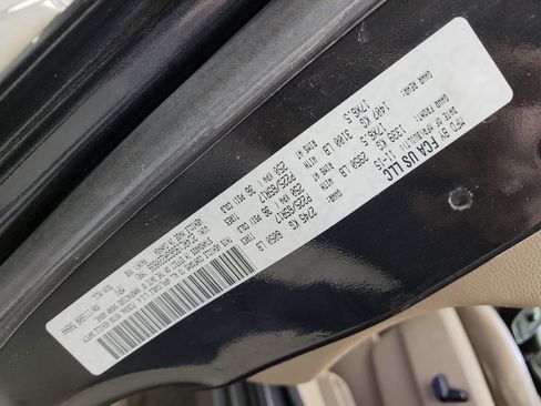 Used 2016 Chrysler Town & Country Touring FWD image 33