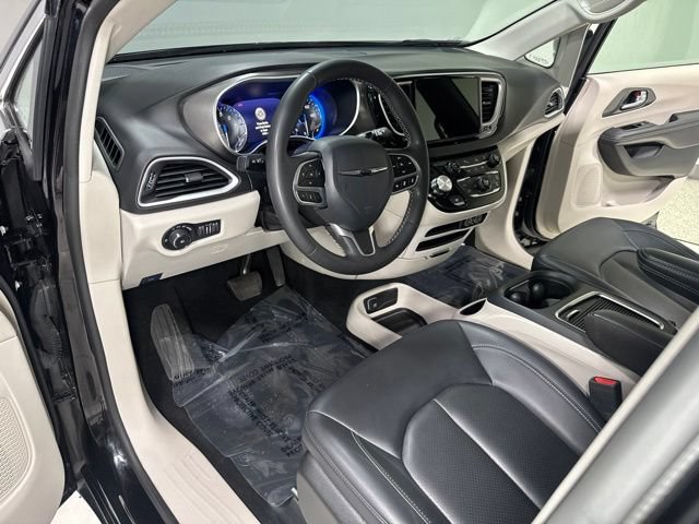 Used 2024 Chrysler Pacifica Touring-L FWD image 13