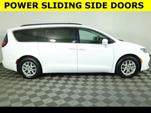 Used 2022 Chrysler Pacifica Touring-L image 5