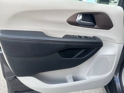 Used 2019 Chrysler Pacifica Touring-L FWD image 9