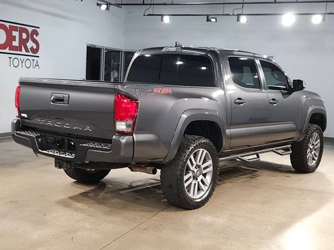 Used 2017 Toyota Tacoma TRD Sport w/ Tow Package (A/T) AWD/4WD image 7