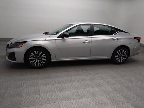 Used 2024 Nissan Altima 2.5 SV FWD image 2